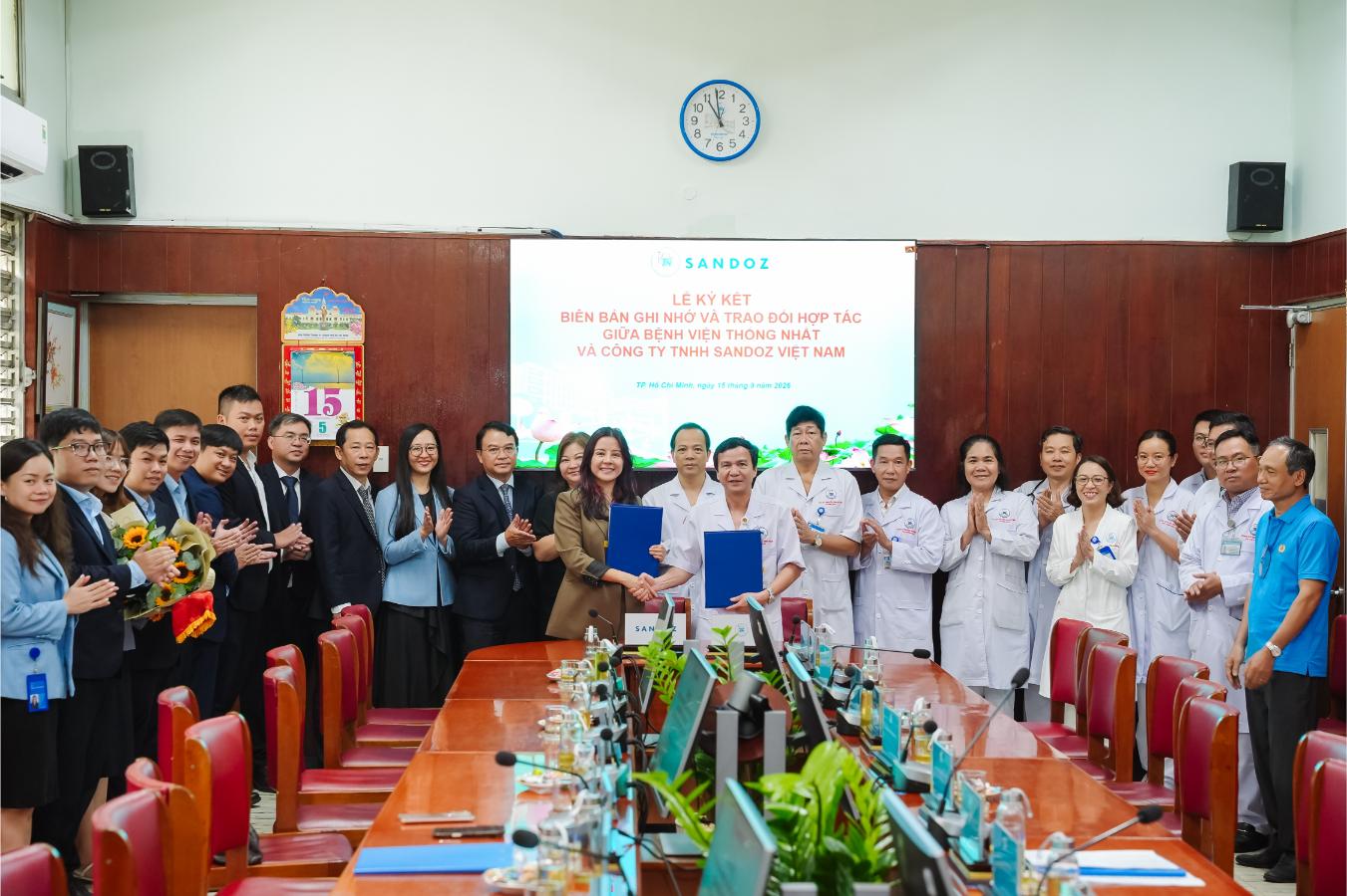 260915 Đại Diện Sandoz Việt Nam Và Bệnh Viện Thống Nhất Trao đổi Mou (1)