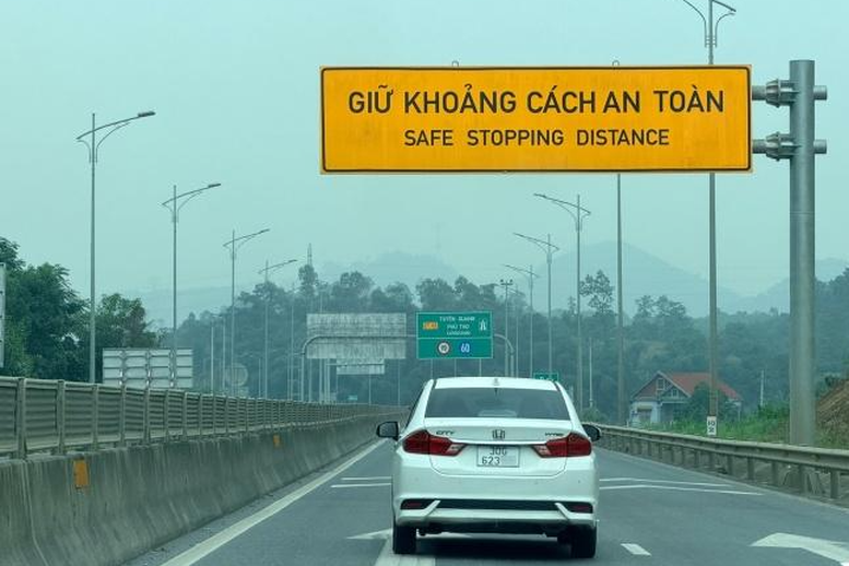 Dua Tinh Huong Khoang Cach An Toan Tren Cao Toc Vao Dao Tao Lai Xe 1