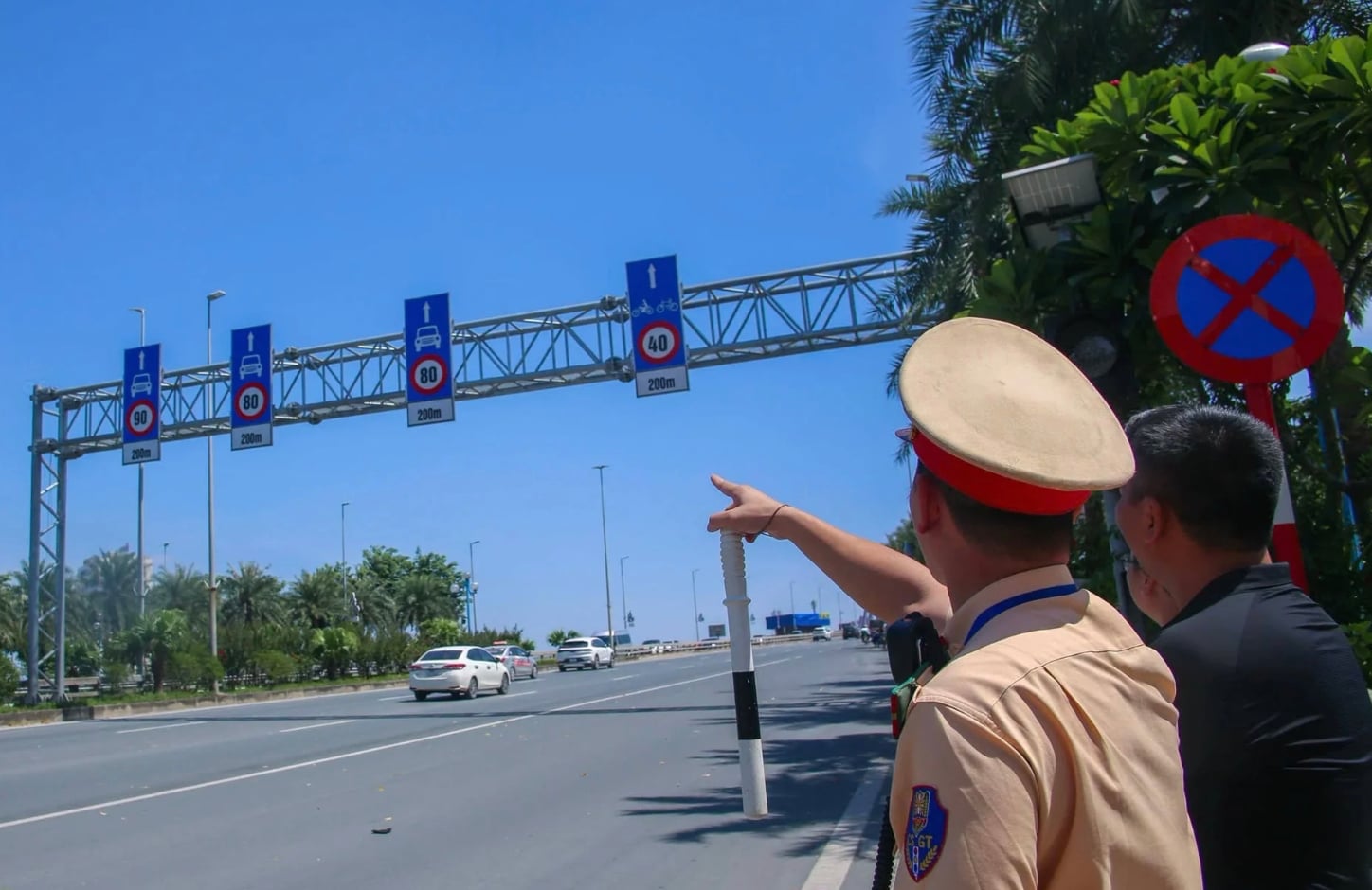 Ha Noi Se Phat Nguoi Xe Khong Giu Khoang Cach Tren Cau Nhat Tan 1