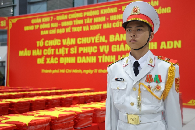 May Bay Quan Su Dua 13 563 Mau Hai Cot Liet Si Tu Tphcm Ra Ha Noi Giam Dinh 8