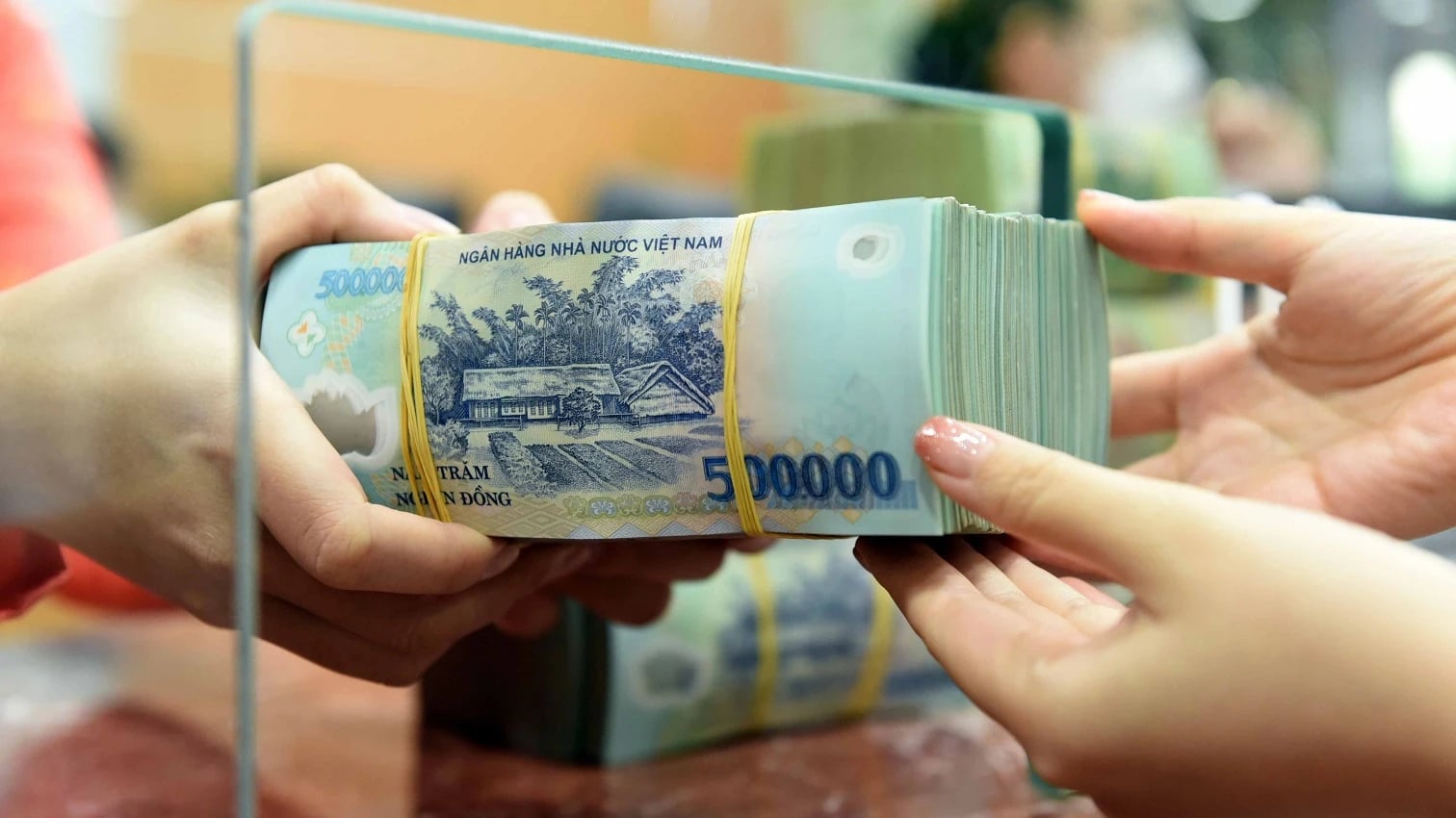 Nhieu Ngan Hang Tang Lai Suat Tiet Kiem Len 9 Cuoc Dua Huy Dong Von Nong Len 1