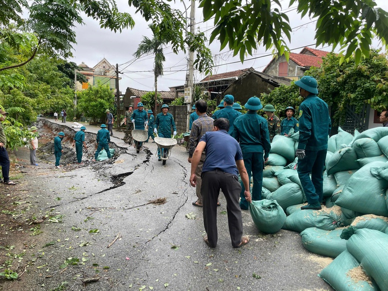 Quang Tri Bo Doi Ve Tung Khu Dan Cu Giup Nhan Dan Don Bun Sau Lu 4