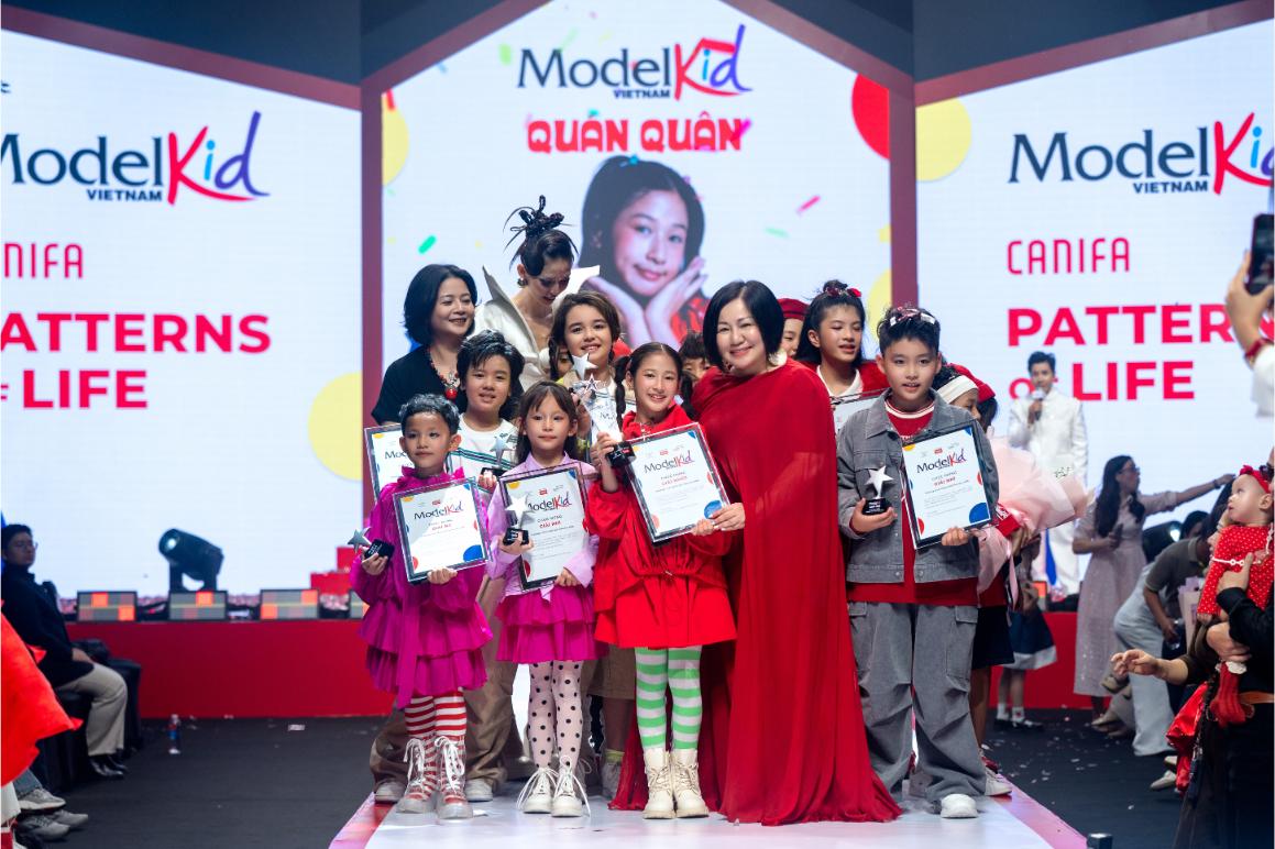 2. Madame Trang Lê Trao Giải Cho Quán Quân Model Kid Vietnam 2026 Tạ Lâm Nhi (1)