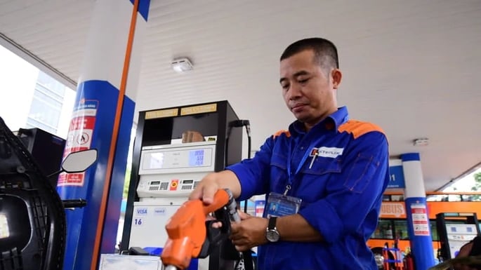 Liên bộ 'lệnh' giảm giá xăng gần 2.000 đồng/lít, 14 DN quyết giảm thêm 300-350 đồng/lít Liên bộ 'lệnh' giảm giá xăng gần 2.000 đồng/lít, 14 DN quyết giảm thêm 300-350 đồng/lít