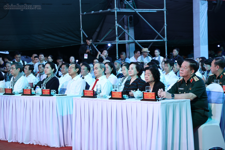 Xuc Dong Khuc Tri An O Cong Vien Le Thi Rieng Truoc Gio An Tang 731 Hai Cot Liet Si 5