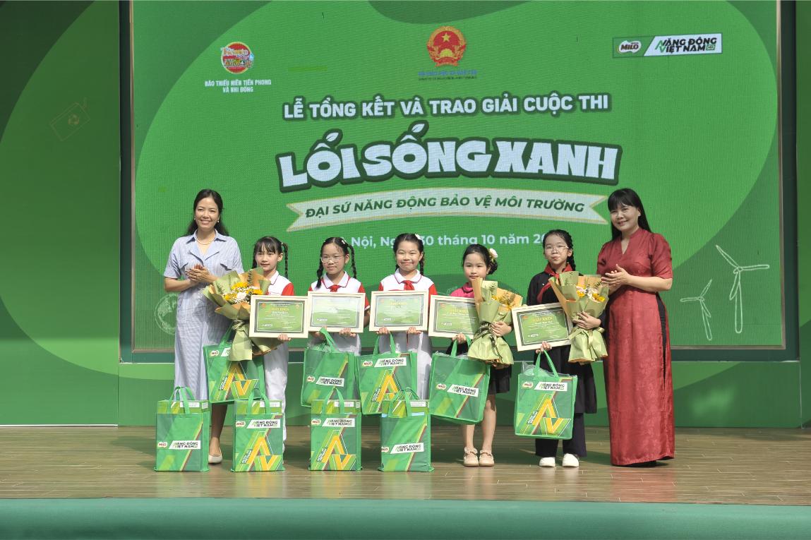 Ban To Chuc Trao Giai Cho Cac Ca Nhan Va Tap The Dat Giai Thuong 1 1