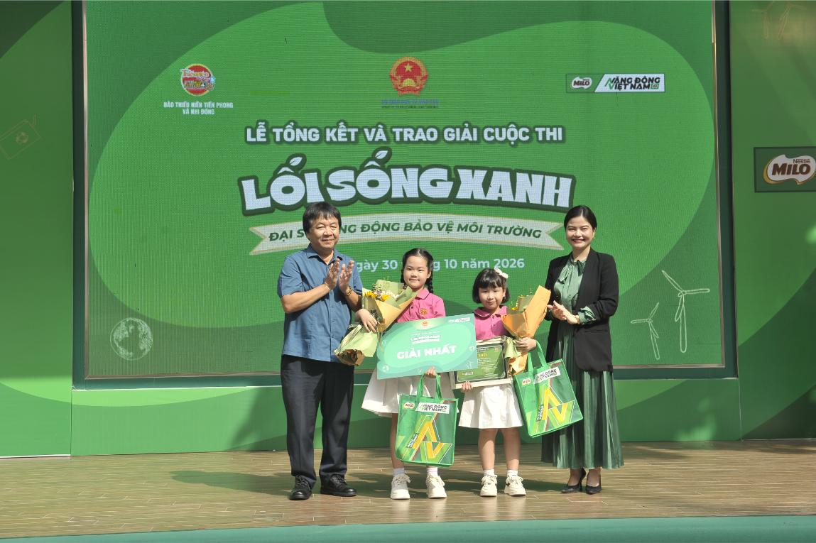 Ban Tổ Chức Trao Giải Nhất Cho Em Lê Lê Hoàng Nguyên Và Nguyễn Cao Thục Anh, Trường Th Trưng Vương, P. Nam Đông Hà, Tỉnh Quảng Trị