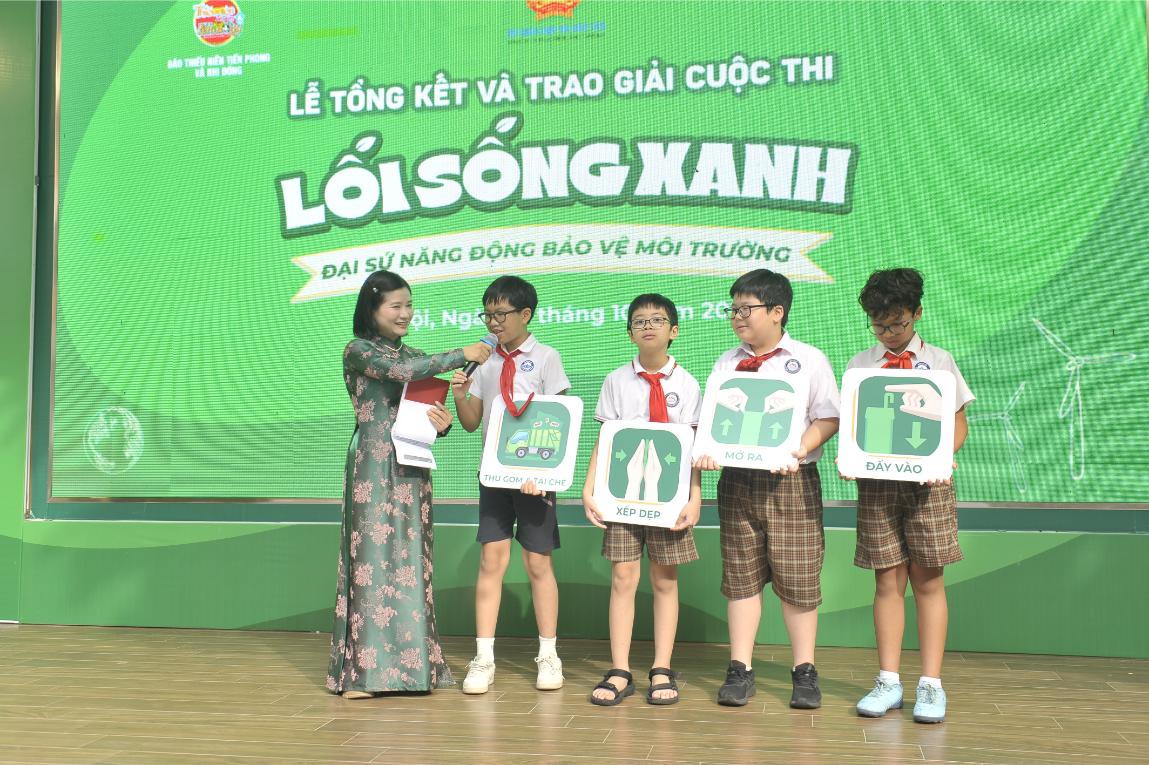 Tại Lễ Trao Giải, Các Em Học Sinh được Tham Gia Trò Chơi Tương Tác Về Các Bước Thu Gom Tái Chế